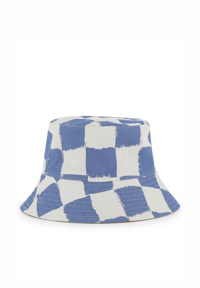 Cappello a secchiello a quadretti blu e bianchi in cotone, caratterizzato da una tesa larga e inclinata verso il basso e da un motivo a pennellate contrastanti.
