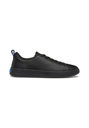 Baskets en cuir noir à profil bas avec lacets noirs, semelle noire épaisse, languette de tirage bleue au talon et détail bleu sur la semelle.