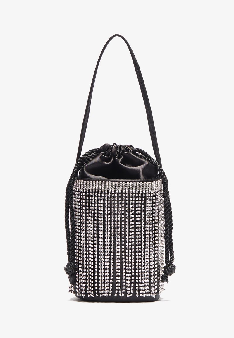Sac seau en satin noir avec cordon de serrage, poignées en corde torsadée noire et détails de franges verticales en strass argentés.