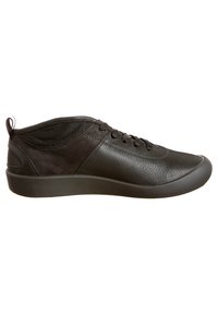 Chaussure décontractée basse noire en cuir texturé, avec un laçage à l'avant, une languette au talon et une semelle en caoutchouc lisse, présentée de côté.