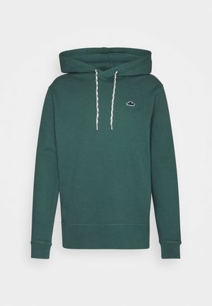 Ciemnozielona bluza z kapturem z białymi sznurkami oraz małym białym logo chmurki na lewej piersi, z długimi rękawami i ściągaczami przy mankietach oraz u dołu.