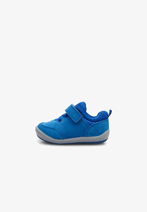 Zapato de charol azul para niño pequeño con detalles de malla, tiras de Velcro, punta redondeada y suela de goma gris. Diseñado para comodidad y facilidad de uso.