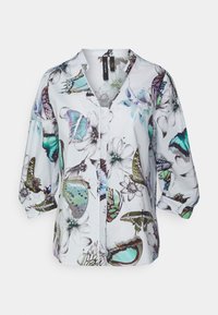Weiße Bluse mit einem Schmetterlings- und Blumenmuster in verschiedenen Farben. Sie hat einen V-Ausschnitt, Dreiviertelärmel und einen Knopfverschluss.