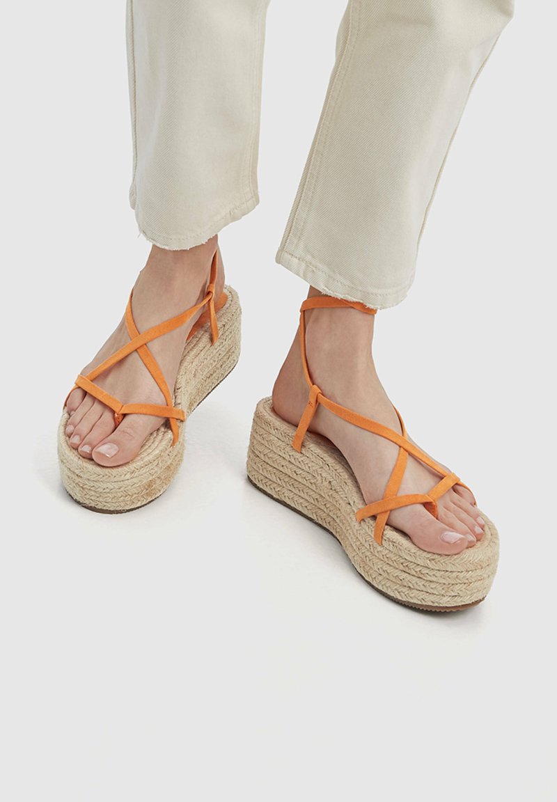 sandales compensées pull and bear