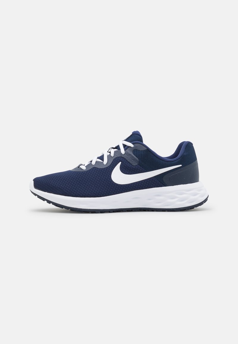 Zapatilla atlética de malla en color marino con un logotipo Swoosh blanco, cuello acolchado y suela ligera. Cuenta con cordones planos y una puntera texturizada.