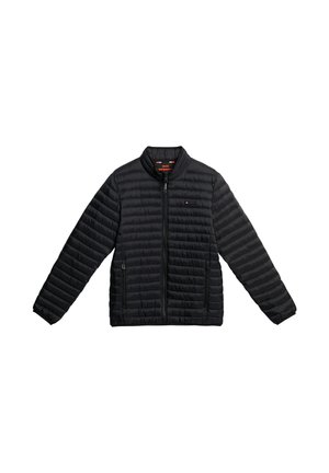 Czarna ocieplana kurtka z stójką, pełnym zamkiem, dwoma kieszeniami na zamek i poziomym pikowaniem. Materiał wydaje się gładki i lekki.