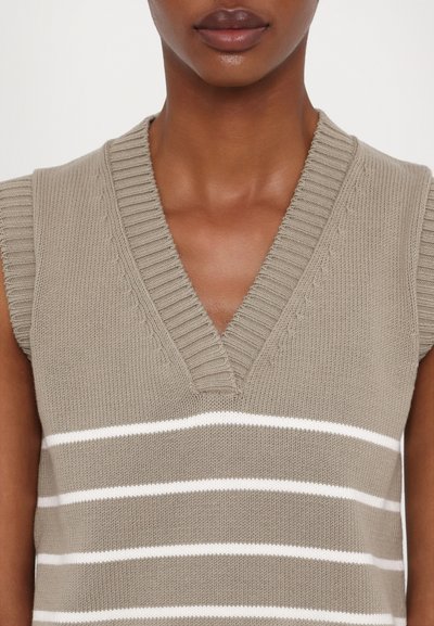 Pruun nööritud ilma varrukateta särk V-kaelusega, millel on valged horisontaalsed triibud ja soonikkoes kaelus ning käeavad.