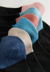 Fünf Paar schwarze Socken mit Zehen in Blau, Beige, Hellblau, Koralle und Pink nebeneinander angeordnet.