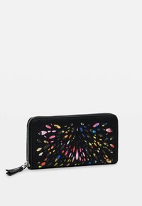 Portafoglio nero con zip caratterizzato da un design ritagliato con forme di foglie astratte e colorate, creando un motivo vivace su una superficie texturizzata.