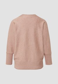 Pull en maille rose pâle avec manches longues, poignets et ourlet côtelés, présenté de dos sur un fond uni gris clair.