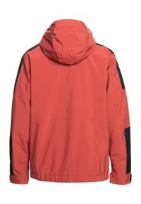 Veste rouge avec capuche, accents noirs sur les côtés, ourlet élastique et texture lisse. Présente un design simple sans fermetures visibles.