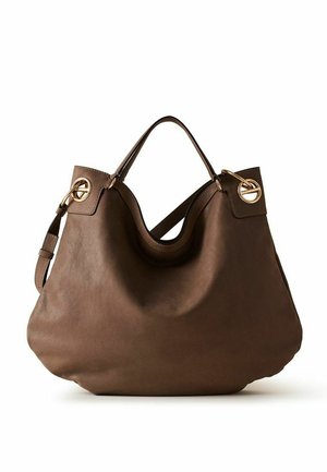 Sac à main en cuir marron avec fond arrondi, deux courtes poignées, une bandoulière ajustable et des accents métalliques circulaires dorés.