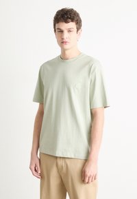 HUGO NILEY - Paprasti marškinėliai - light pastel green