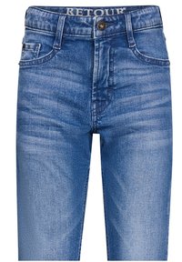 Jeans in denim blu con un classico design a cinque tasche, lavaggio chiaro e leggere sfumature. Presentano una chiusura con bottone e l'etichetta del marchio visibile in vita.