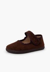 Chaussure Mary Jane en daim marron avec une bride Velcro et une semelle douce et rembourrée, présentée sous un léger angle latéral sur fond blanc.