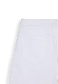 Jeans in denim bianco con un classico design a cinque tasche. Presentano una tasca posteriore a toppa singola, passanti per cintura e una trama liscia.