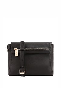 Sac en cuir noir avec une surface texturée, comportant une poche zippée à l'avant et une bandoulière amovible avec une boucle métallique.