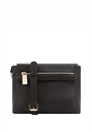 Sac en cuir noir avec une surface texturée, comportant une poche zippée à l'avant et une bandoulière amovible avec une boucle métallique.