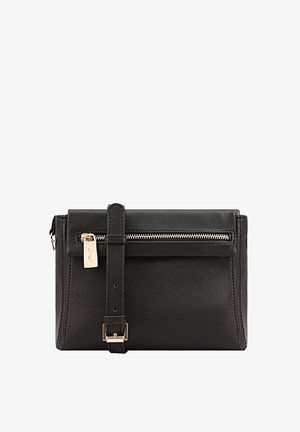 Zwarte leren tas met een gestructureerd oppervlak, voorzien van een voorzak met rits en een afneembare strap met een metalen gesp.