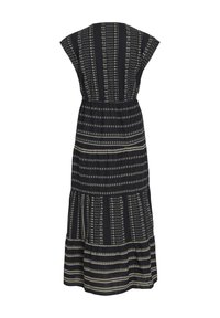 Abito maxi nero con fantasia, dotato di maniche a cappuccio, vita elastica e design a strati con strisce beige a contrasto e motivi geometrici.