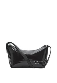 Borsa a tracolla in pelle verniciata nera con design curvo, tracolla regolabile e logo "LIEBESKIND BERLIN" in rilievo sul davanti.