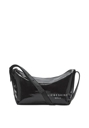 Sac à main en cuir verni noir avec un design courbé, une bandoulière réglable et un logo "LIEBESKIND BERLIN" en relief à l'avant.