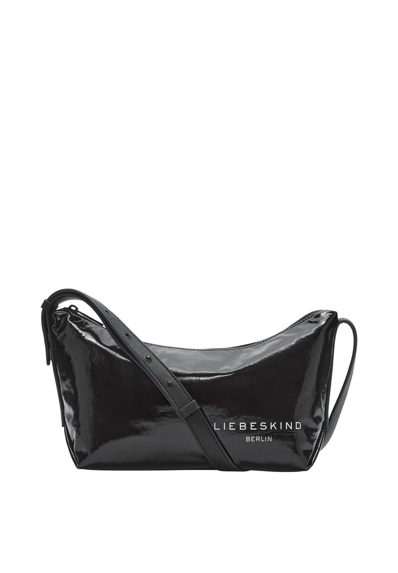 Borsa a tracolla in pelle verniciata nera con design curvo, tracolla regolabile e logo "LIEBESKIND BERLIN" in rilievo sul davanti.
