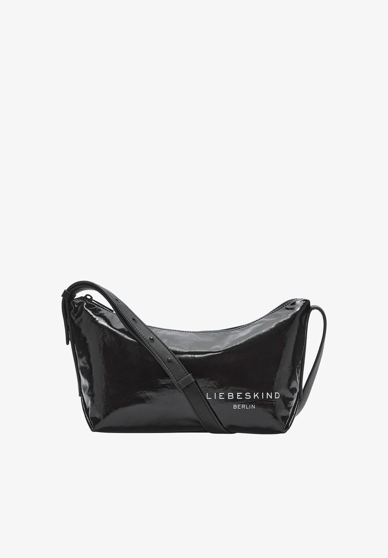 Borsa a tracolla in pelle verniciata nera con design curvo, tracolla regolabile e logo "LIEBESKIND BERLIN" in rilievo sul davanti.