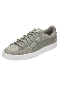 Zielone plecione skórzane sneakersy z białą gumową podeszwą, okrągłym czubkiem i sznurowanym wzorem. Zawierają naszywkę z logo z boku.