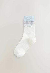 Fehér zokni világoskék passzéval, vízszintes mintázattal kék és mályva árnyalataiban. Puha tapintású, szabványos hosszúságú.