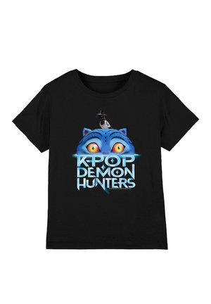 Schwarzes Baumwoll-T-Shirt mit einem bunten blauen Katzenkopf mit großen gelben Augen und einem Vogel mit schwarzem Hut, Text: "KPOP DEMON HUNTERS."