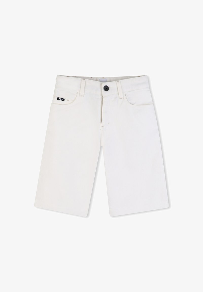 Shorts en denim blanc avec un design classique à cinq poches, dotés d'un bouton noir et d'une étiquette logo sur la poche avant.