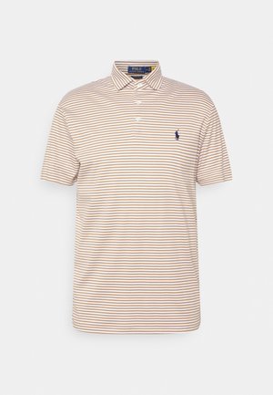 Polo à manches courtes beige et blanc rayé avec col, patte de boutonnage à trois boutons et petit logo brodé bleu marine sur la poitrine gauche.