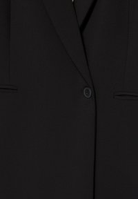 Schwarzer Blazer mit glatter, strukturierter Oberfläche. Verfügt über einen einzelnen Knopfverschluss, Revers mit Kerbe und zwei Fronttaschen.