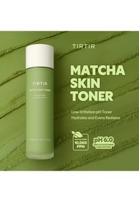 Grüne TIRTIR Matcha Hauttoner-Flasche mit weißem Verschluss auf strukturiertem grünem Hintergrund, betont Feuchtigkeitsspendung, Beruhigung und sanfte pH 6,0 Formel.