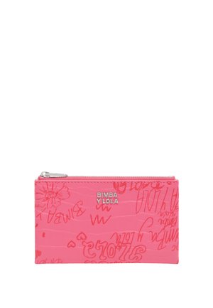 Cartera rosa con cremallera, con escritura en relieve de estilo graffiti en rojo y el logo metálico plateado "BIMBA Y LOLA" en la parte delantera.