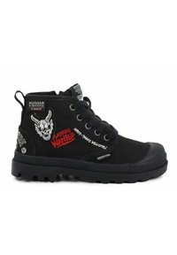 Bottines en toile noire avec semelles en caoutchouc texturé. Présente des accents graphiques cousus, des lacets et un texte brodé en rouge et blanc.