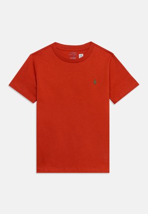 Rød T-shirt med korte ærmer og rund hals med lille grønt Polo Ralph Lauren-logo broderet på venstre bryst.