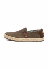 Zapatos de lona marrones sin cordones con suelas de yute tejidas, que cuentan con un forro de tela a cuadros y una pequeña etiqueta de cuero en el lado.