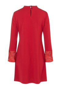 Rotes Kleid mit Dreiviertelärmeln, das kontrastierende Spitzenmanschetten aufweist. Design mit Schlüsselloch-Rückenteil und zwei Knöpfen. Glattes, strukturiertes Gewebe.