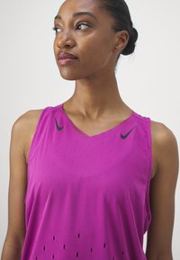 Nike Performance AEROSWIFT SINGLET - Débardeur - hot fuchsia/black