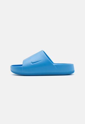 Sandalo Nike slide blu con suola testurizzata e logo Nike swoosh in rilievo sulla fascia, mostrato di lato su sfondo bianco.