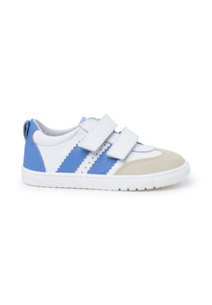 Baskets pour enfants bleu et blanc avec des bandes Velcro, des détails perforés, un embout beige et une semelle en caoutchouc.