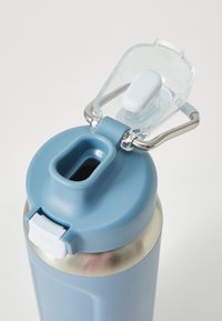 Sticlă de apă din oțel inoxidabil cu un finisaj mat de culoare albastru deschis, capac pliabil și un buton din silicon. Dispune de o deschidere largă pentru umplere ușoară.