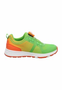 Zapatilla deportiva verde y naranja con una parte superior de malla texturizada, rayas en contraste, un cierre de tipo toggle y una suela blanca acolchada.