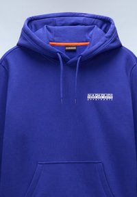 Felpa con cappuccio blu realizzata in morbido tessuto. Presenta una tasca frontale e un logo bianco nella zona sinistra del petto. Accento arancione sul collo.