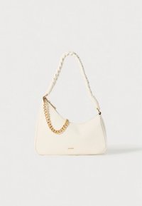 Bolso de mano de cuero blanco con un asa trenzada y un detalle de cadena dorada. Textura suave, forma curva y un sutil logo de la marca en la parte inferior.