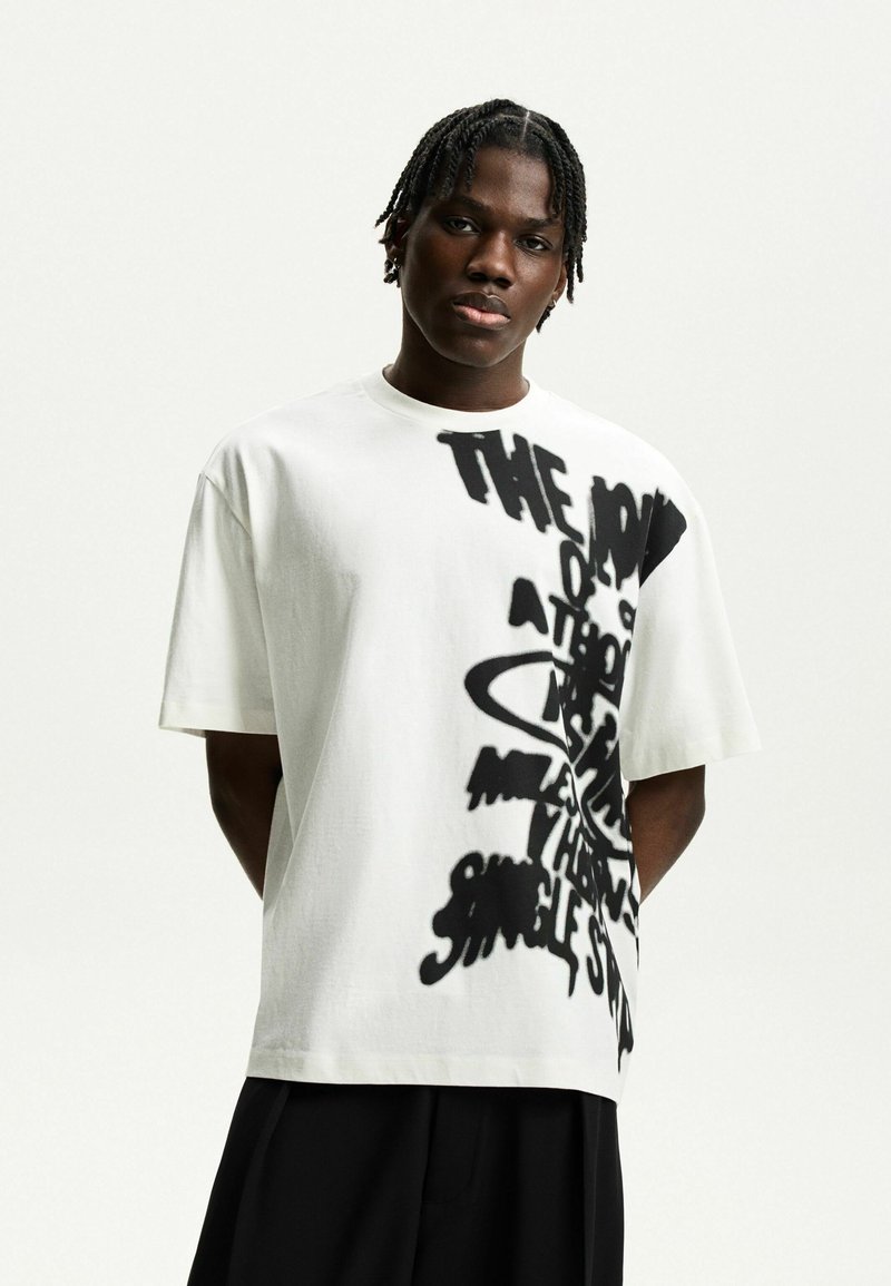 Bershka - SHORT SLEEVE  - T-Shirt print - white, Vergrößern