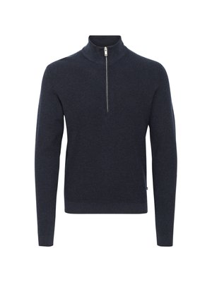 Maglione blu navy a maniche lunghe con colletto alto e mezza zip. Realizzato in tessuto testurizzato con un motivo a coste.