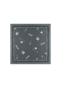 Silke kvadratisk skjerf i mørk grønn med hvite bulldog-illustrasjoner og "Yale"-tekst. Har en dekorativ kant med gjentagende tekstmønster.